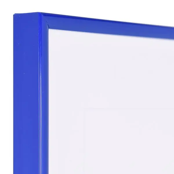 Découvre l'angle élégant de ce cadre photo en plastique bleu et mince. Son profil demi-rond est idéal pour tes images.