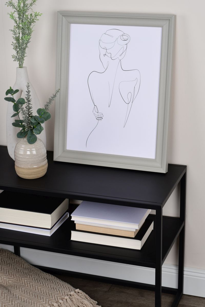 Cadre photo en bois Isabella gris clair, présenté dans un intérieur moderne. MonCadrePréféré t'aide à sublimer ta déco murale.