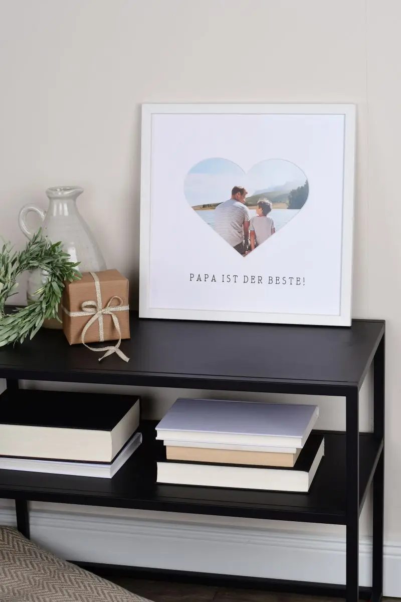 Un cadre photo blanc 30x30 cm avec passe-partout cœur, parfait pour offrir à Papa et décorer ton salon avec MonCadrePréféré.