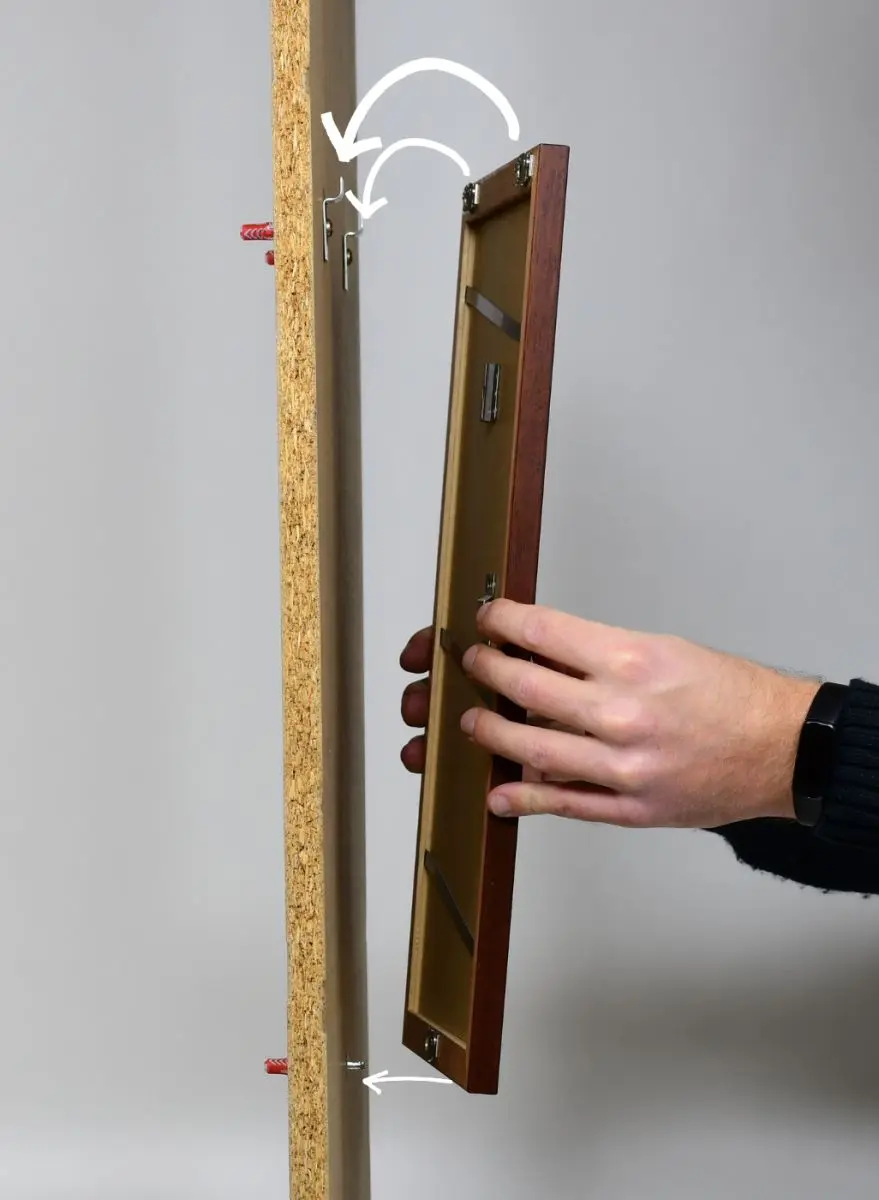 Pièces détachées pour cadres en bois, vue latérale d'un système antivol robuste. Protège ton cadre photo MonCadrePréféré efficacement.