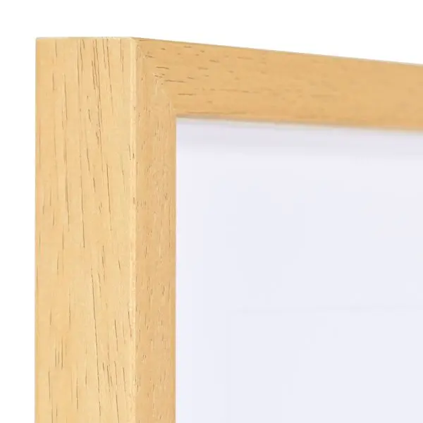 Découvre le détail précis du coin de notre cadre en bois Nele, en chêne étroit, parfait pour tes photos préférées chez MonCadrePréféré.