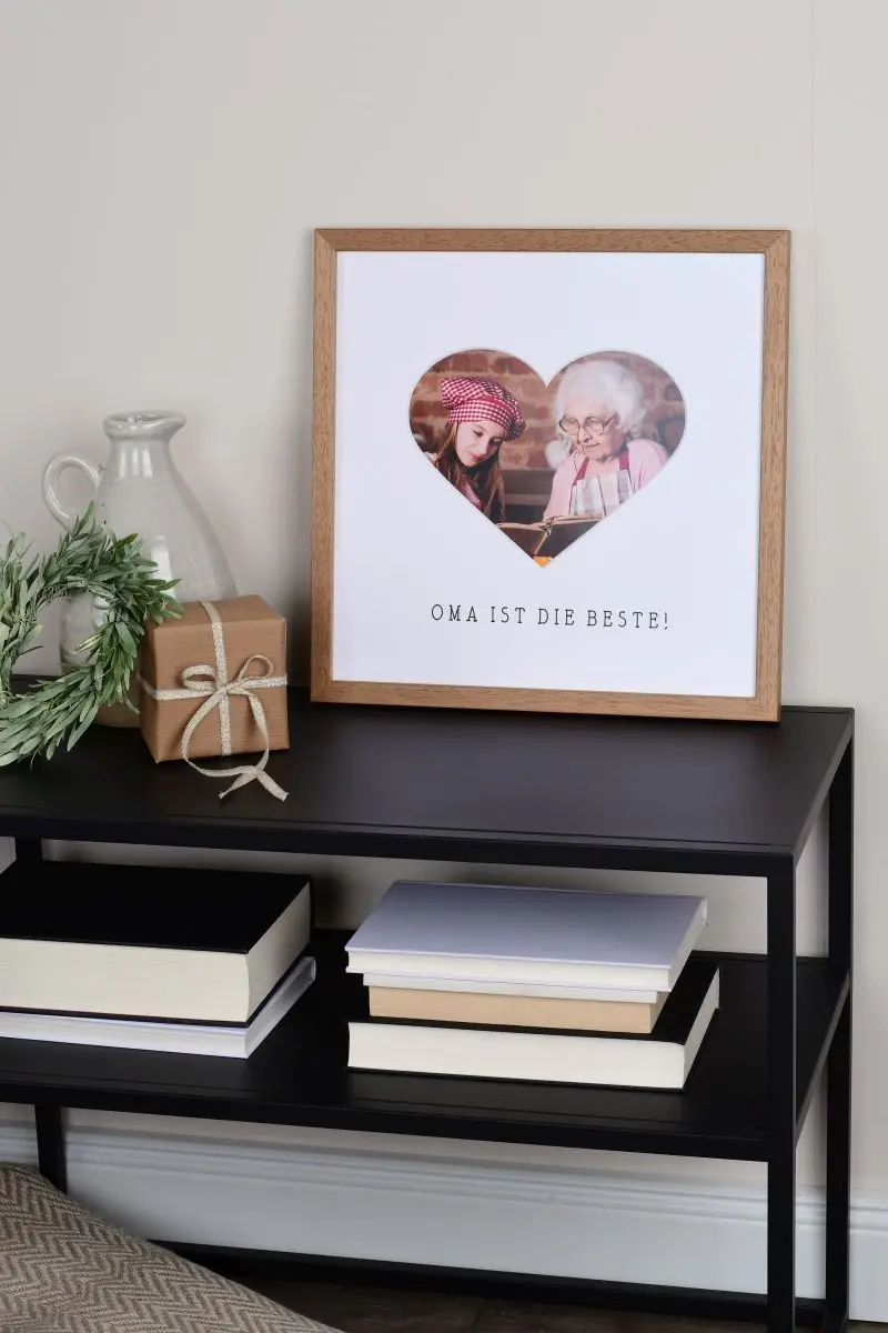 Cadre photo en chêne 30x30 avec passe-partout cœur pour ta Mamie. Parfait pour sublimer ton intérieur avec MonCadrePréféré.