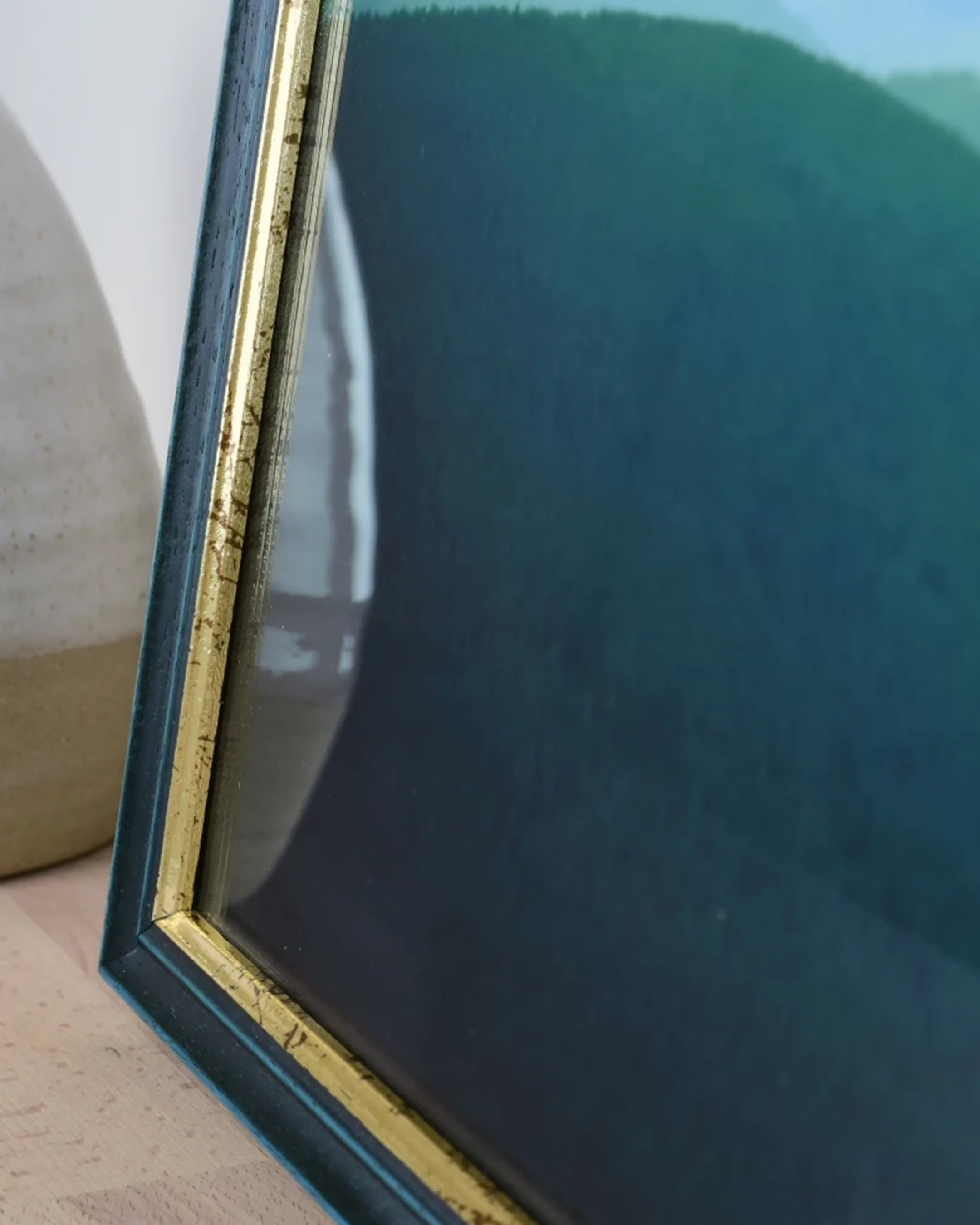 Cadre en bois Annelie bleu dans un intérieur