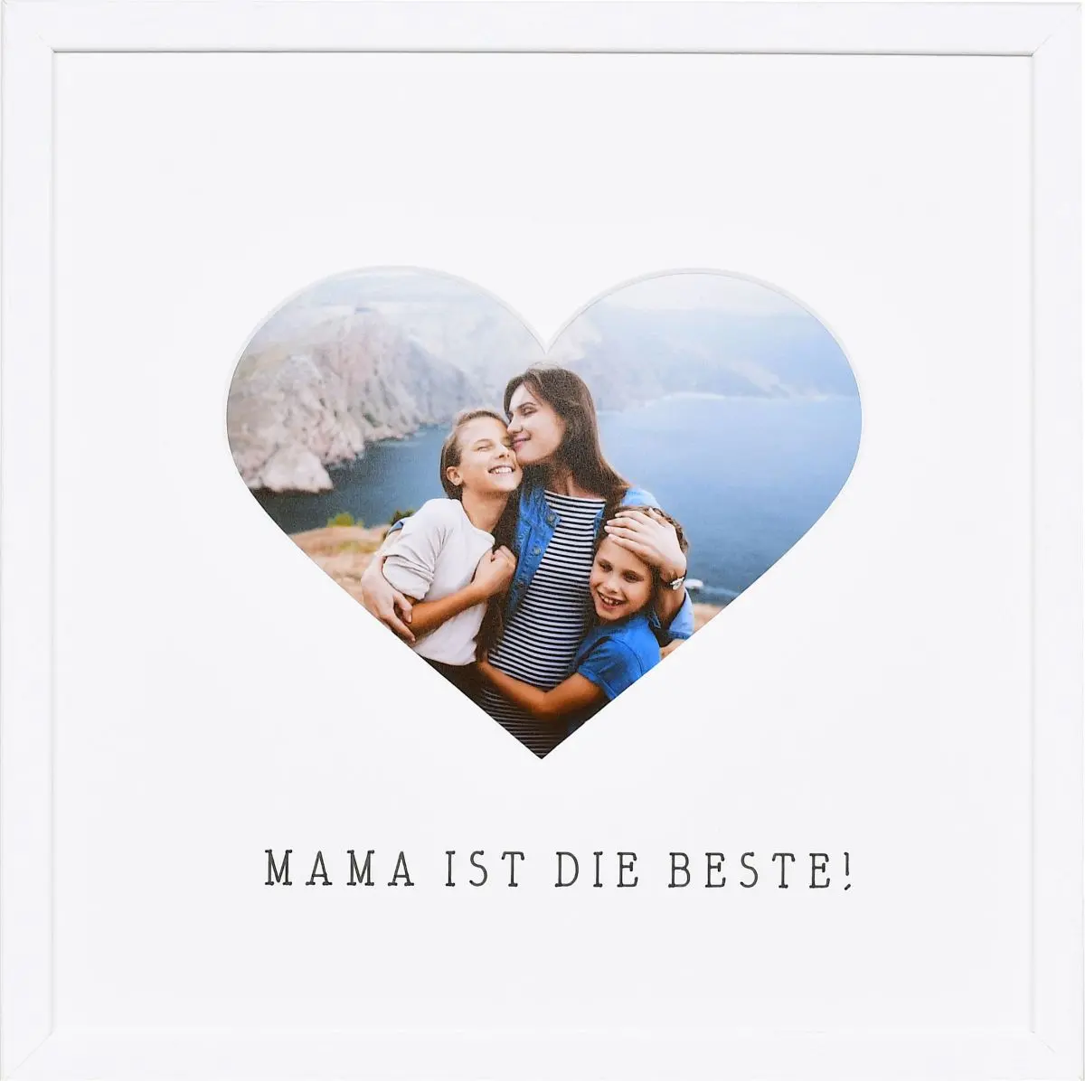 Découvre ce cadre photo MonCadrePréféré avec passe-partout cœur pour Maman, en blanc. Offre-lui un souvenir précieux.
