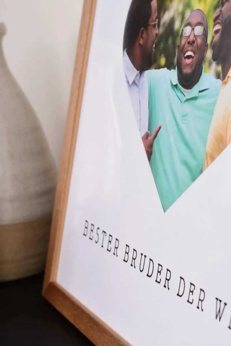 Ce cadre photo en chêne 30x30 avec passe-partout cœur, le cadeau idéal pour ton meilleur frère chez MonCadrePréféré.