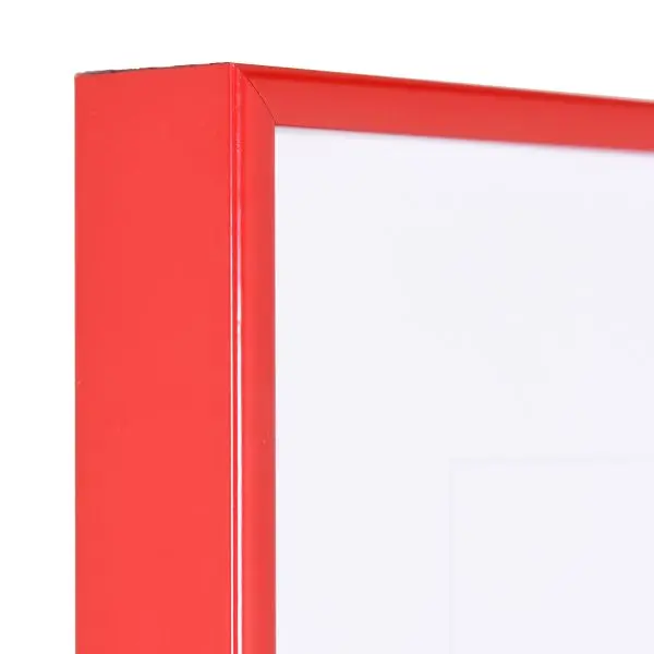 Découvre l'angle de ton cadre aluminium rouge MonCadrePréféré. Très stable avec son système d'assemblage d'angle breveté.
