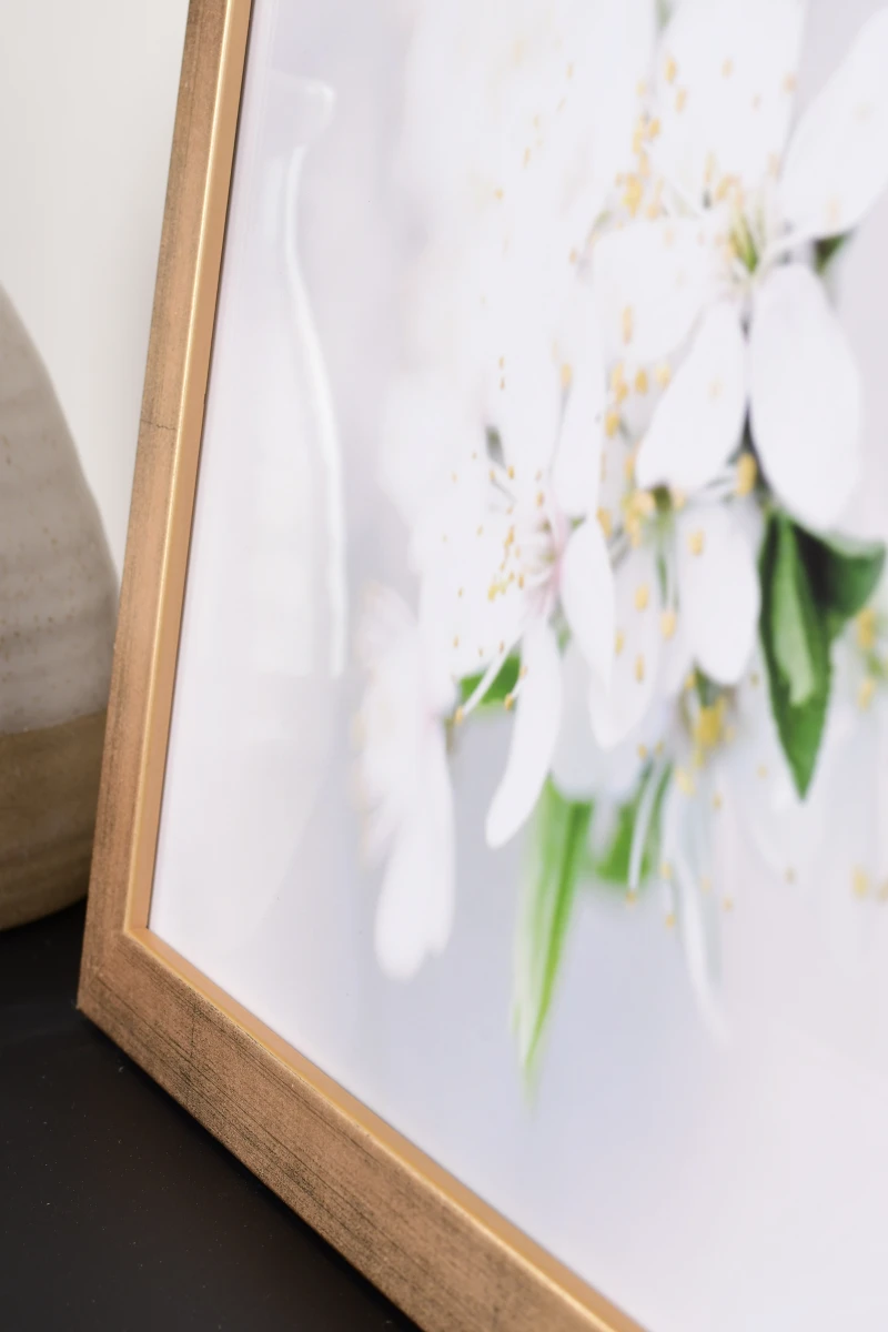 Ce cadre photo en bois Emma doré MonCadrePréféré, en gros plan, apporte une touche chic et chaleureuse. Idéal pour ton intérieur.