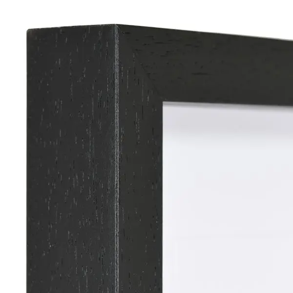 Coin de cadre photo bois noir. Le profil est en retrait, la finition laquée à pores ouverts. Idéal pour mettre en valeur tes photos.