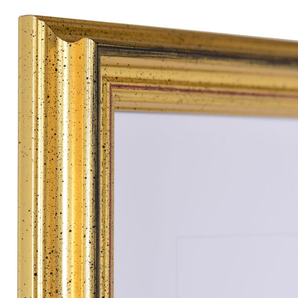 Vue de l'angle d'un cadre photo MonCadrePréféré en bois doré de style baroque, avec un profil en relief prononcé et ascendant.
