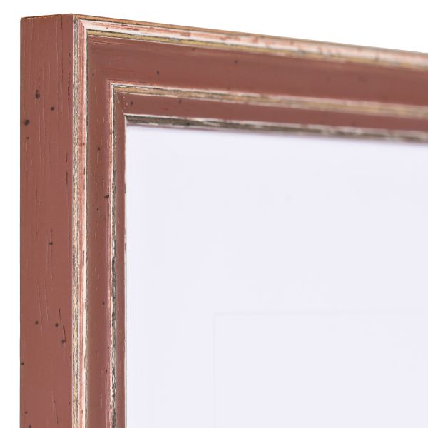 Vue d'angle du cadre Luise marron mat, en bois à pores ouverts. Style vintage avec peinture usée sur les bords.