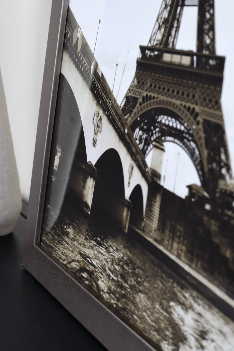 Admire le cadre photo bois Emma platine de MonCadrePréféré. Ce gros plan élégant dans un cadre de vie moderne est idéal pour ton intérieur.