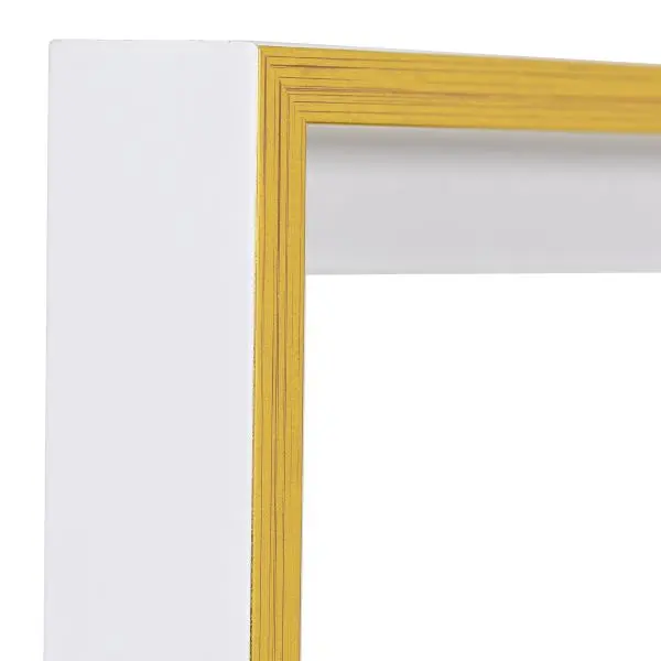 Découvre l'angle de ce cadre caisse américaine moderne et discret en bois blanc avec bord doré, parfait pour tes œuvres.