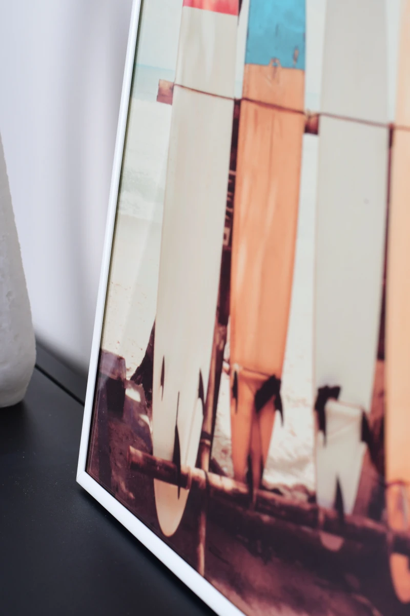 Découvre le cadre photo en plastique Sara, modèle blanc, en gros plan dans un élégant intérieur. Idéal pour ton MonCadrePréféré.