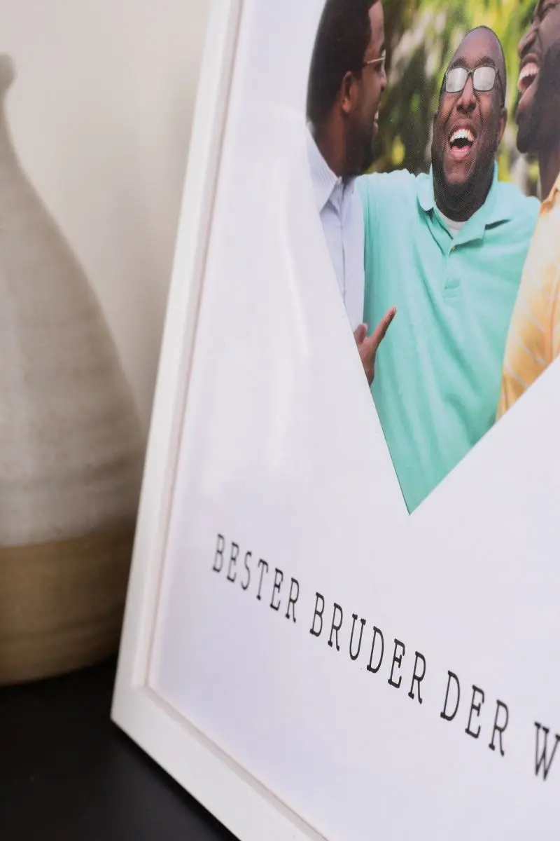 Gros plan du cadre photo blanc 30x30 avec passe-partout cœur. Le cadeau parfait de MonCadrePréféré pour ton meilleur frère.