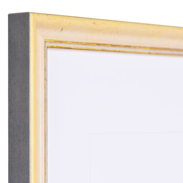Découvre l'angle de ce cadre photo en bois Alma jaune Shabby Chic, avec sa surface patinée et un élégant liseré doré.
