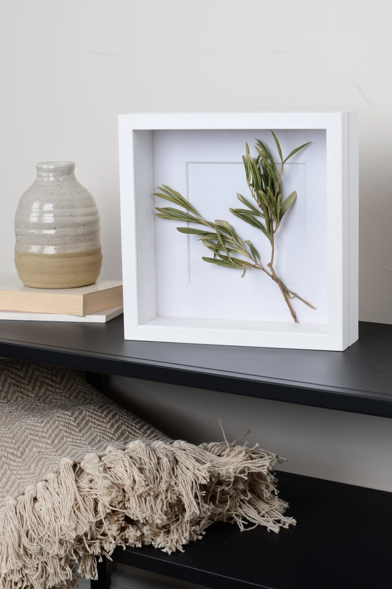 Cadre objet blanc élégant de MonCadrePréféré, présenté dans un intérieur moderne. Idéal pour mettre en valeur tes précieux souvenirs.