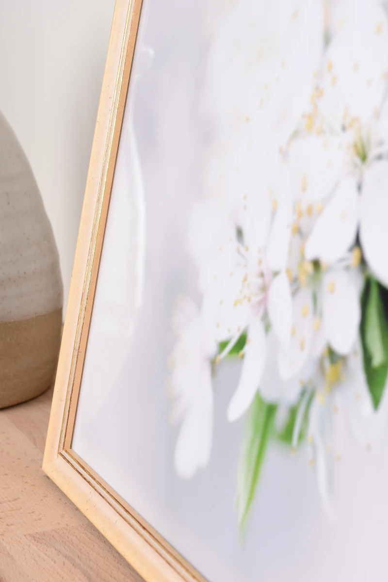Découvre le cadre photo Alma en bois jaune, présenté en gros plan. Il s'intègre parfaitement dans un intérieur chaleureux. Ton MonCadrePréféré!
