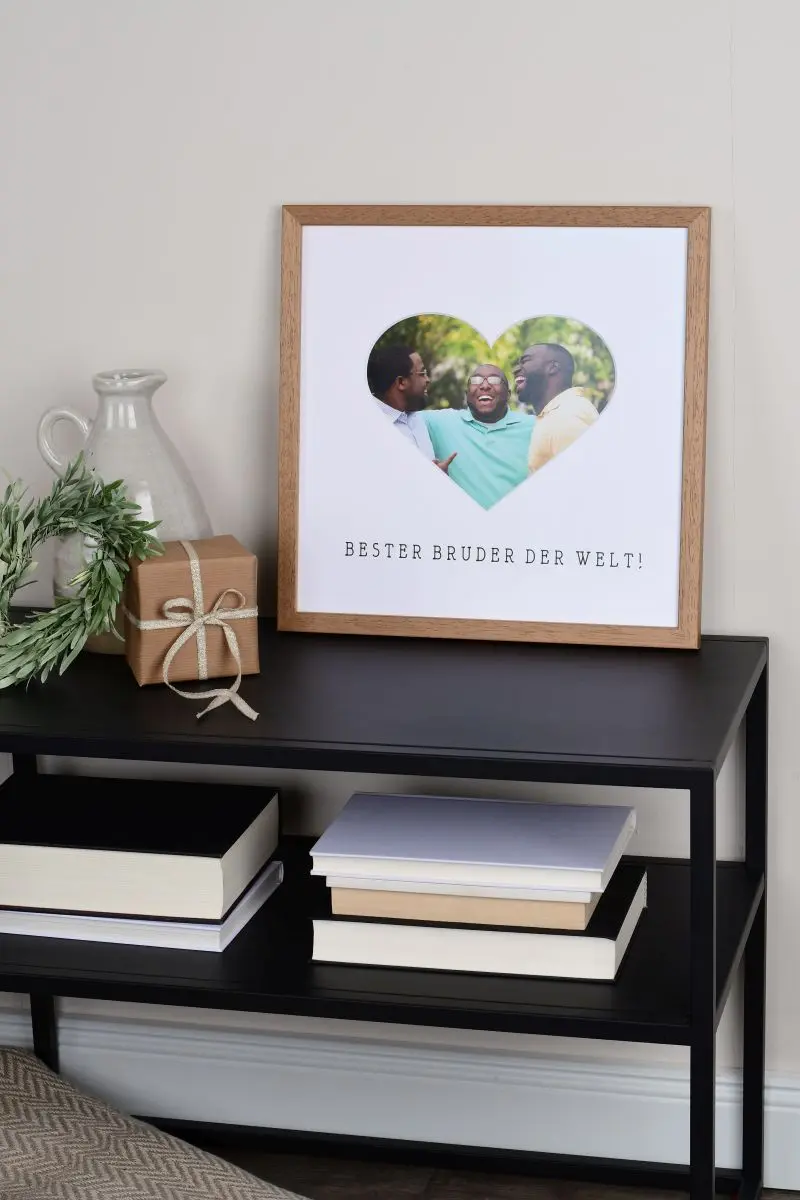 Cadre photo 30x30 Chêne avec découpe cœur pour ton meilleur frère du monde chez MonCadrePréféré.