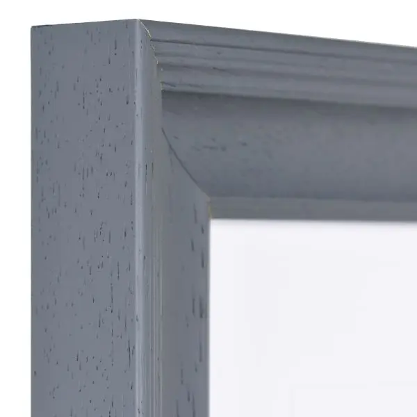 Découvre la qualité artisanale : une vue détaillée du coin de ton cadre photo Isabella en bois gris foncé chez MonCadrePréféré.