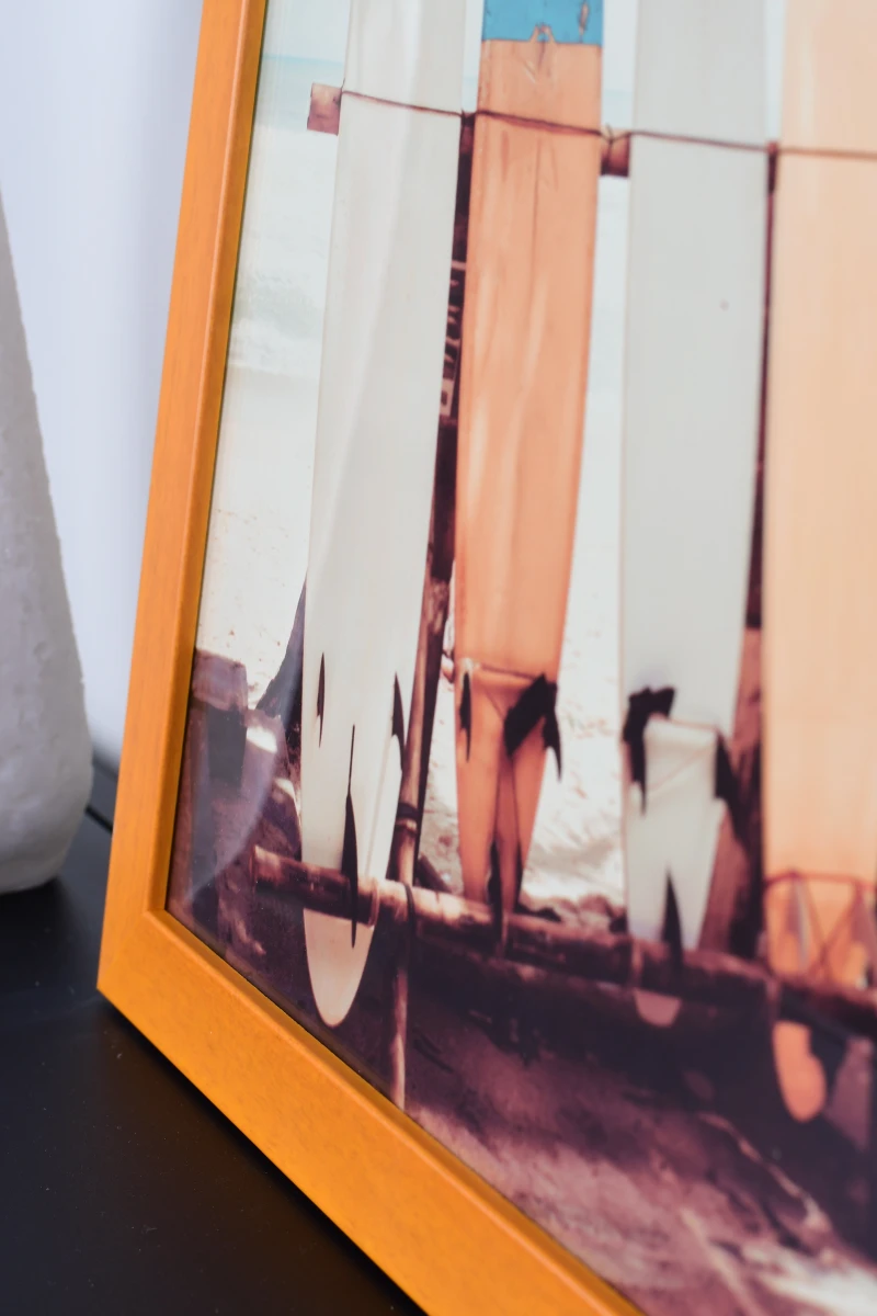 Cadre photo bois Emma couleur miel, en gros plan dans un salon moderne. Imagine-le chez toi. Qualité MonCadrePréféré pour tes souvenirs.