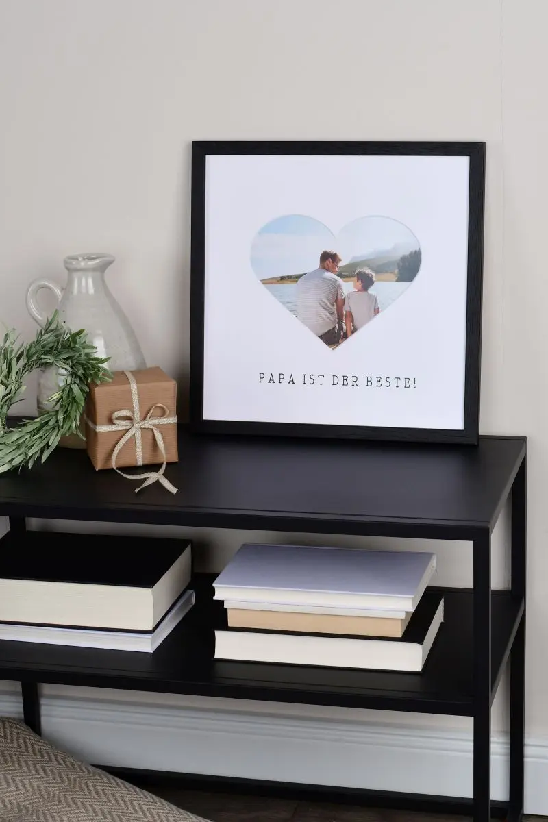 Découvre ce cadre photo 30x30 noir avec découpe cœur, idéal pour Papa. Crée une ambiance chaleureuse avec MonCadrePréféré.