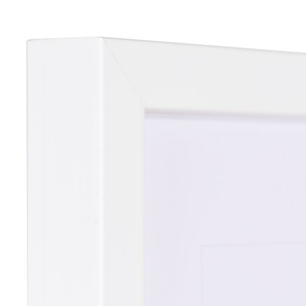 Voici l'angle d'un cadre photo Fiona blanc de MonCadrePréféré, avec sa surface lisse et son design épuré.