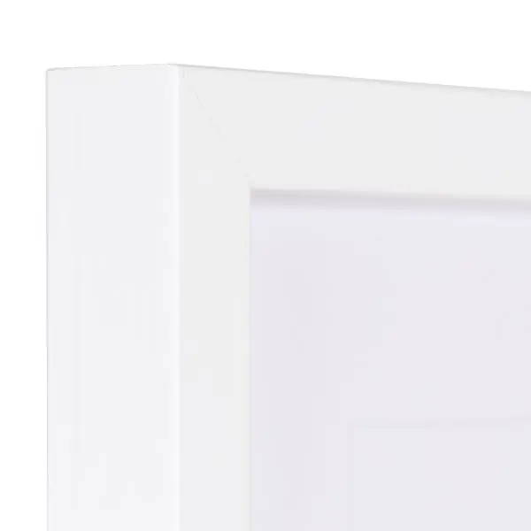 Voici l'angle d'un cadre photo Fiona blanc de MonCadrePréféré, avec sa surface lisse et son design épuré.