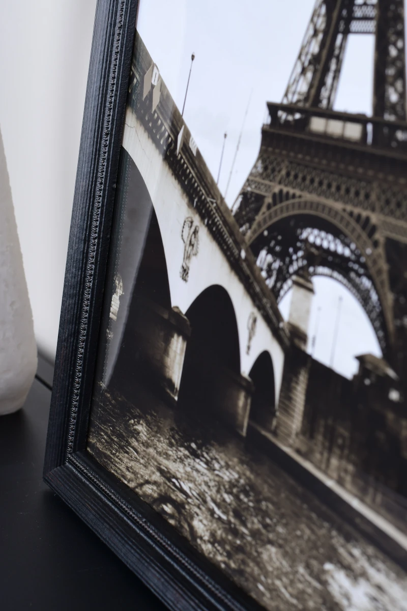 Découvre ce cadre photo en bois Lilly noir de MonCadrePréféré. Un plan rapproché te montre son élégance parfaite dans ton intérieur.