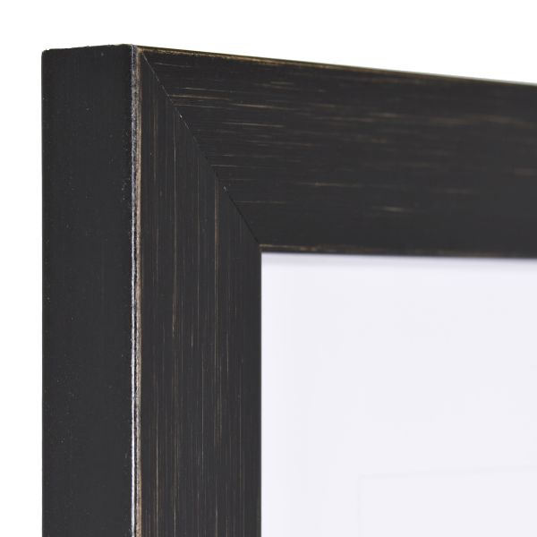 Découvre cet angle élégant d'un cadre photo Alina en bois noir, robuste et de qualité supérieure, un produit phare de MonCadrePréféré.