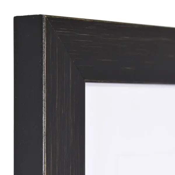 Découvre cet angle élégant d'un cadre photo Alina en bois noir, robuste et de qualité supérieure, un produit phare de MonCadrePréféré.