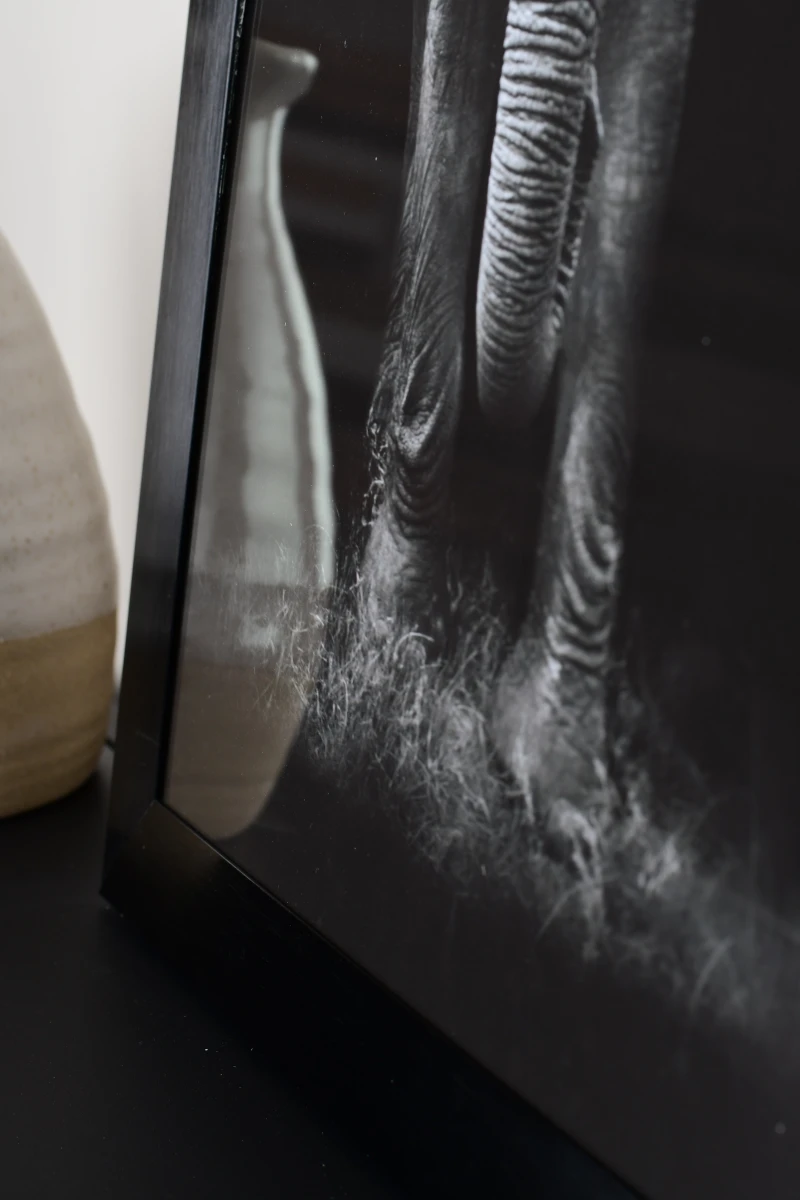 Ton cadre photo en aluminium Costa noir MonCadrePréféré en gros plan. Idéal pour ton salon, il valorisera tes plus belles photos.