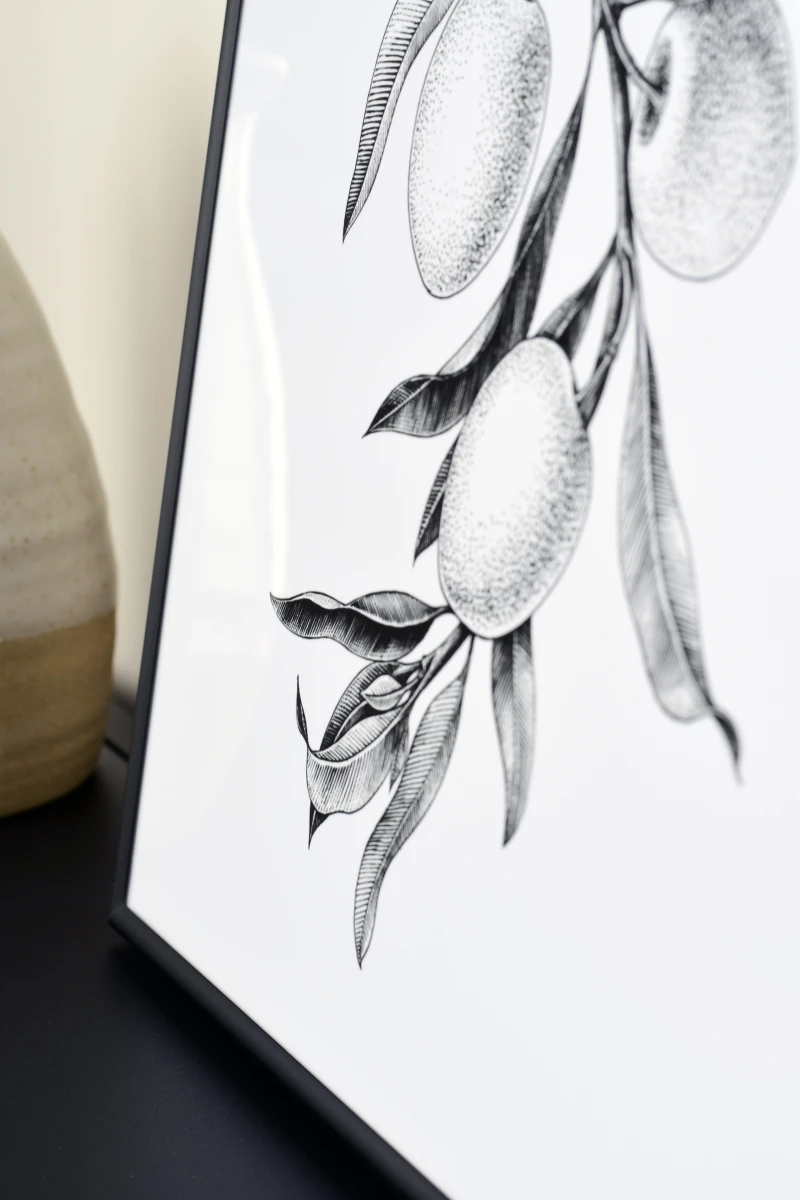 Découvre ton cadre photo aluminium Noah noir de MonCadrePréféré. Ce gros plan dans un intérieur met en valeur son design élégant.