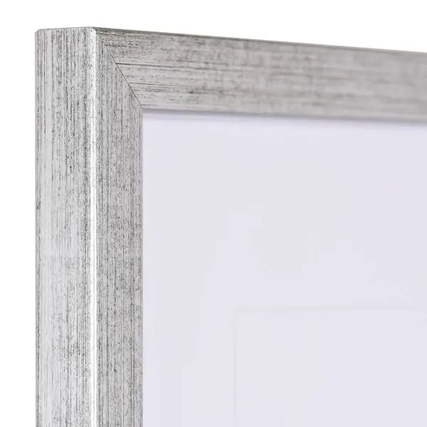 Regarde l'angle de ce cadre photo en bois fin, argenté. Tu y vois la structure bois et sa surface lisse, typique de MonCadrePréféré.
