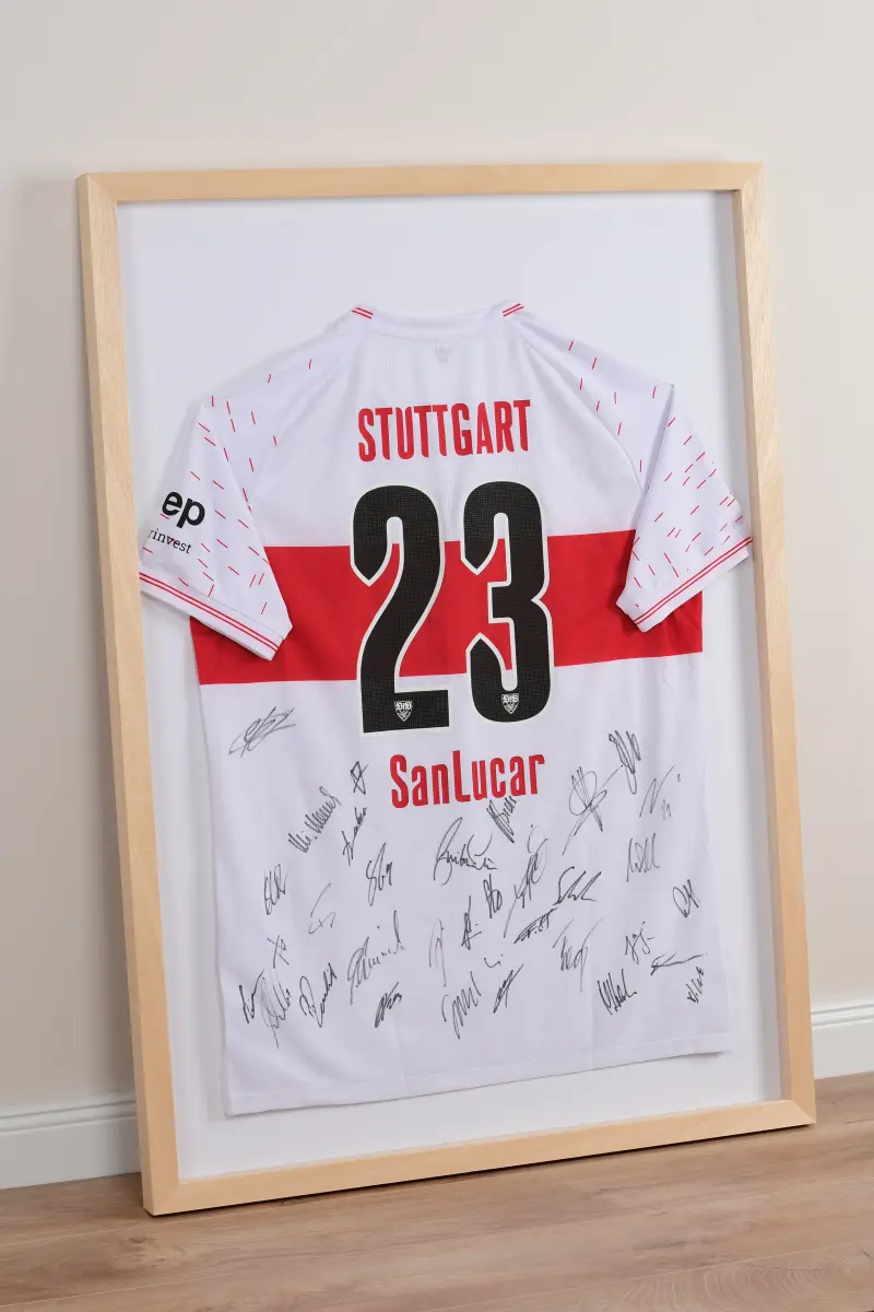 Découvre ce cadre maillot de football en bois naturel MonCadrePréféré, conçu pour sublimer et protéger ton souvenir sportif unique.
