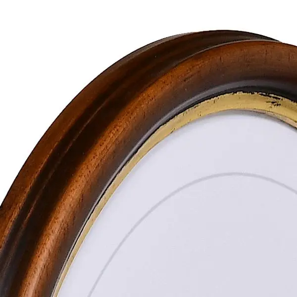 Regarde le coin de ton futur cadre photo ovale MonCadrePréféré. Il est brun avec une bordure dorée, un design élégant pour tes photos.