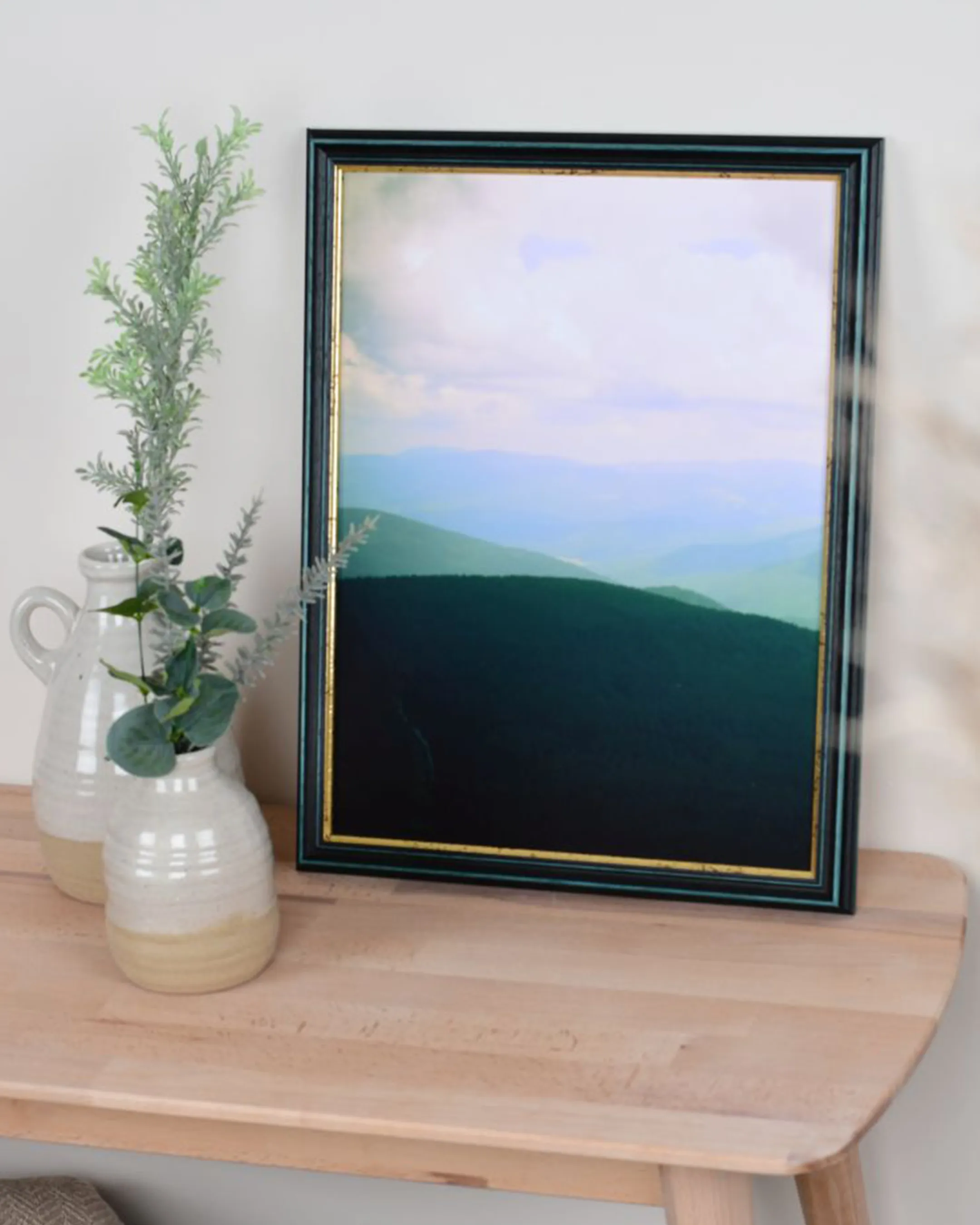 Cadre en bois Annelie bleu dans un intérieur