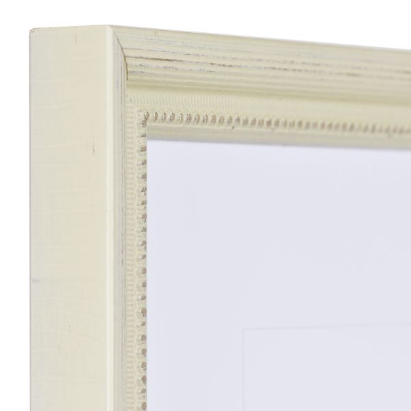 Vue détaillée de l'angle d'un petit cadre photo en bois, élégamment blanc, avec un profil style baroque authentique.