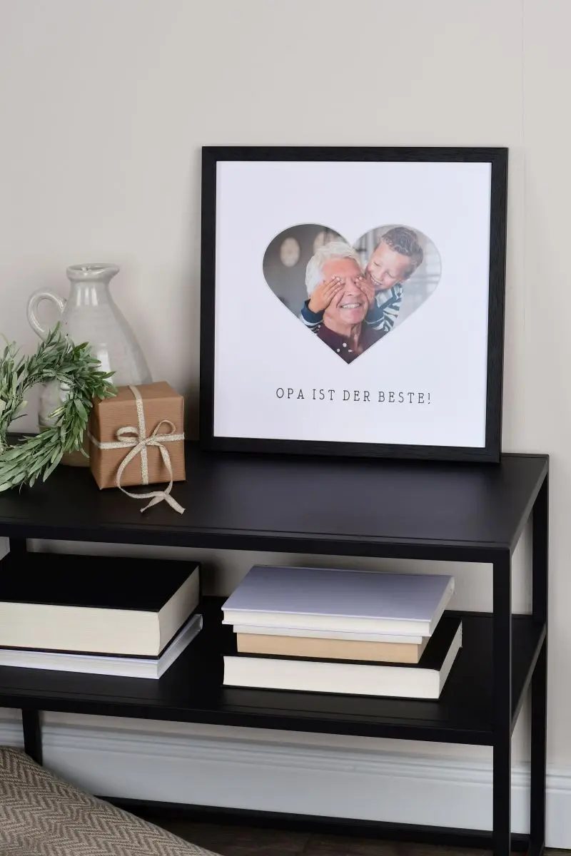 Cadre photo noir 30x30, passe-partout cœur, cadeau parfait pour ton Papi. Sublime ton intérieur avec MonCadrePréféré.
