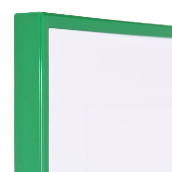 Découvre la vue détaillée d'un coin de cadre MonCadrePréféré en plastique vert, mince et avec un profil semi-rond.