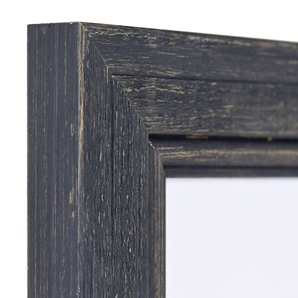 Vue de l'angle d'un cadre en bois noir, finition laquée à pores ouverts, avec profil plat et baguette ronde sur le bord intérieur.