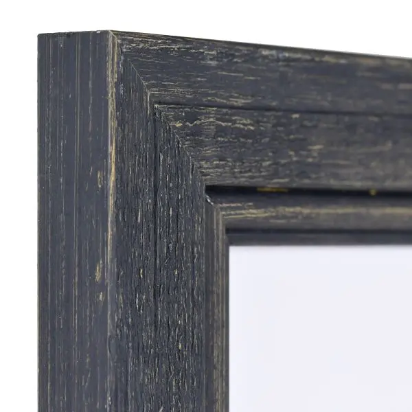 Vue de l'angle d'un cadre en bois noir, finition laquée à pores ouverts, avec profil plat et baguette ronde sur le bord intérieur.