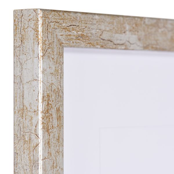 Découvre la vue détaillée du coin de ton cadre en bois vieilli Clara, couleur argent antique, chez MonCadrePréféré.