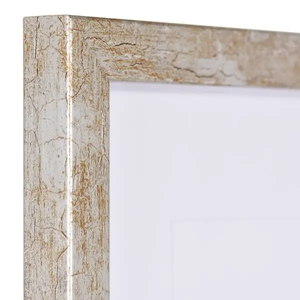 Découvre la vue détaillée du coin de ton cadre en bois vieilli Clara, couleur argent antique, chez MonCadrePréféré.