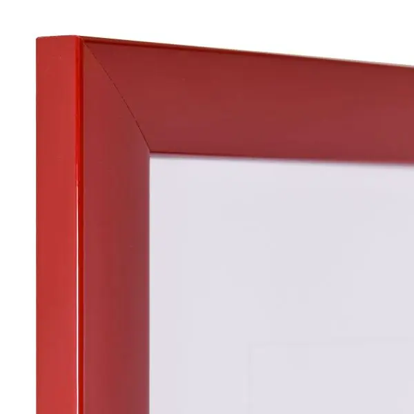 Regarde attentivement le coin de ton cadre photo en bois rouge brillant MonCadrePréféré, avec ses bords délicatement arrondis.