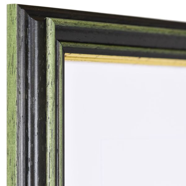 Découvre l'angle de ton cadre MonCadrePréféré Annelie en bois vert vintage, avec moulure concave profonde et bordure dorée.