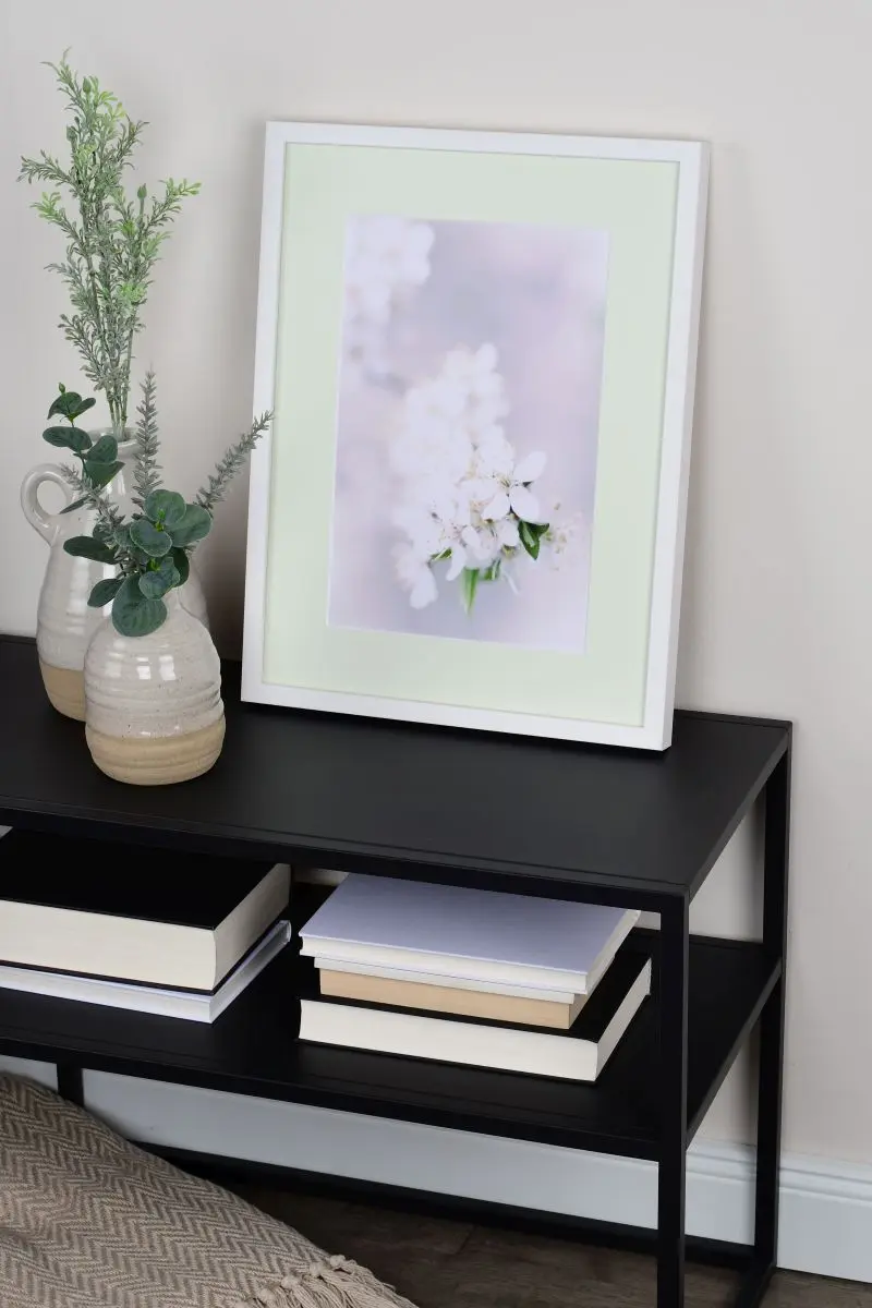 Découvre ce cadre photo avec un élégant passe-partout vert mousse, parfait pour ton intérieur. Choisis MonCadrePréféré.