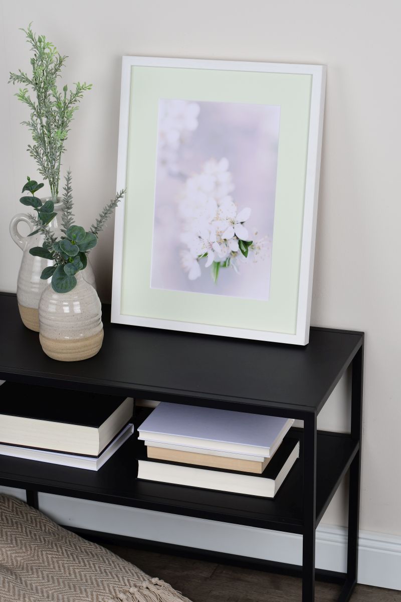 Découvre ce cadre photo avec un élégant passe-partout vert mousse, parfait pour ton intérieur. Choisis MonCadrePréféré.
