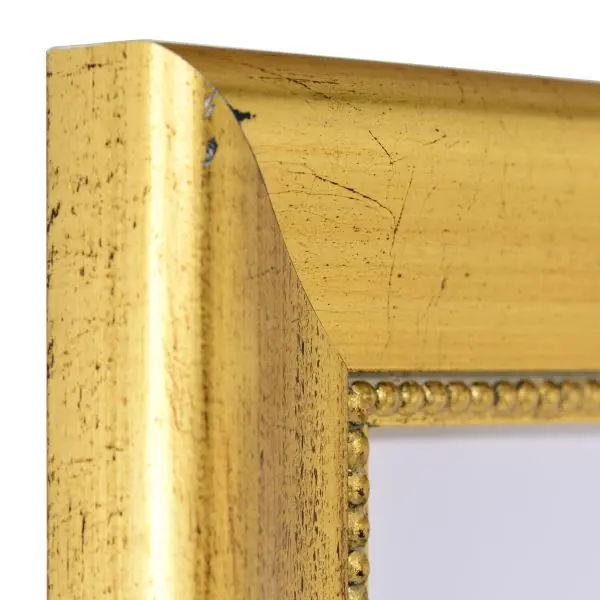 Voici l'angle d'un cadre photo classique en bois doré, orné d'une élégante perle dorée. Trouve le tien chez MonCadrePréféré !