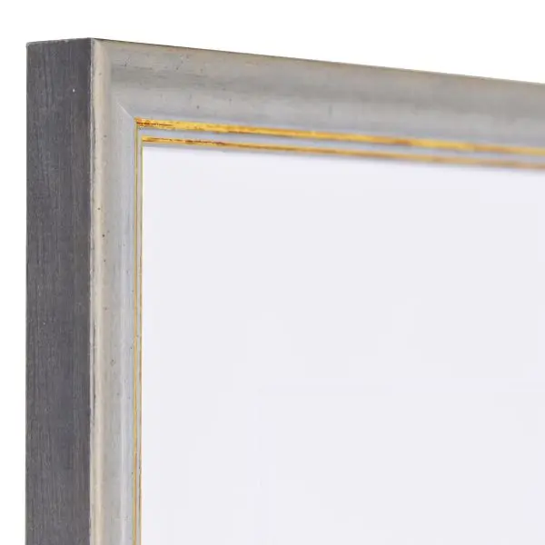 Détail du coin d'un cadre photo en bois Alma gris Shabby Chic, avec surface légèrement rugueuse et bordure dorée élégante.
