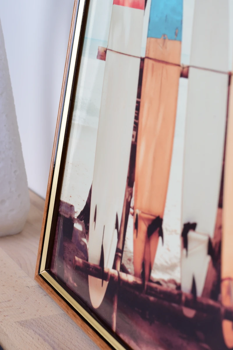Cadre photo en bois Carina couleur miel en gros plan, parfait pour ton intérieur. Découvre sa qualité et décore ton salon avec MonCadrePréféré.